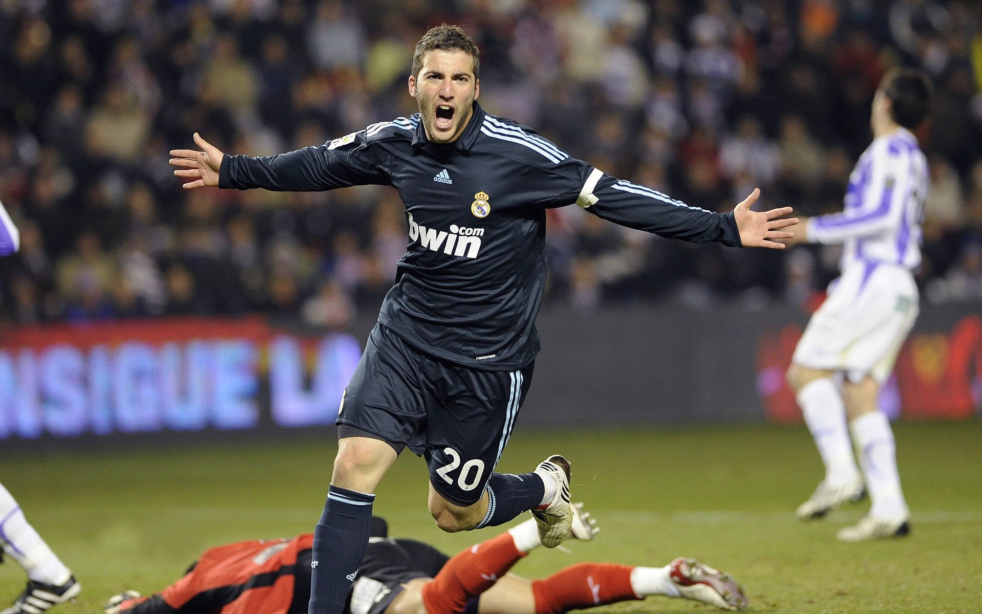 足球盛宴再燃，球队士气高涨争夺胜利，足球盛宴主持人是谁_